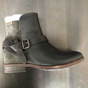 Pikolinos Ordino Black leather ankle booties